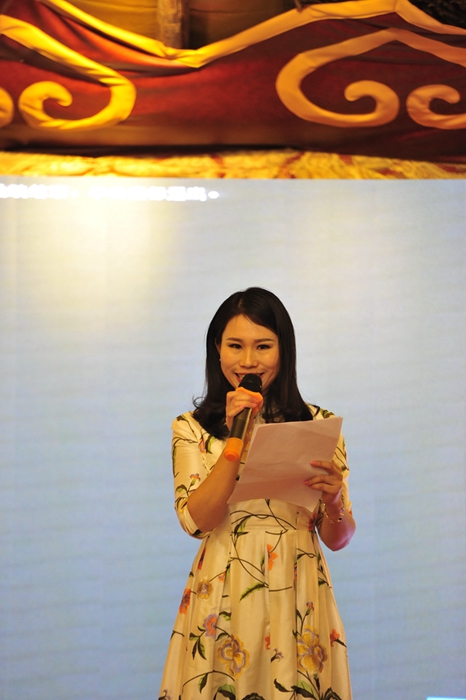 主持人兰心宣布第二届中国青年诗人奖颁奖典礼开始.jpg