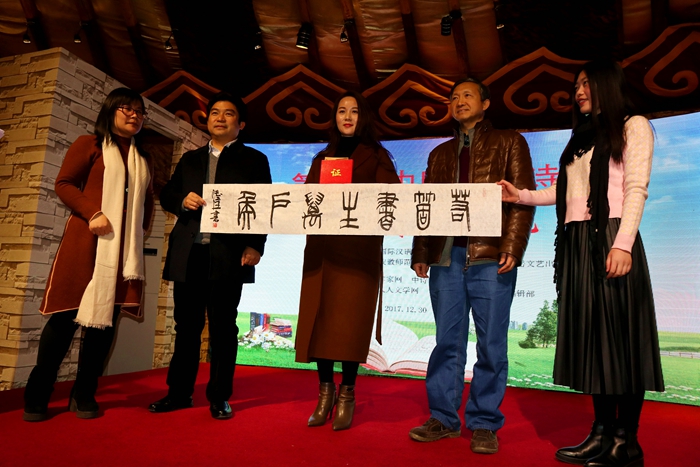 唐诗、杨志学给第二届中国青年诗人奖获得者若离颁奖.jpg