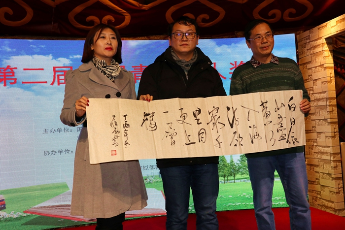 舒然、刘立云给第二届中国青年诗人新锐奖获得者李浩颁奖.jpg